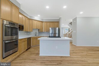 1707 Stuart Pointe Ln in Herndon, VA - Foto de edificio - Building Photo