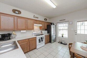 1327 Cherry St in Gainesville, TX - Foto de edificio - Building Photo