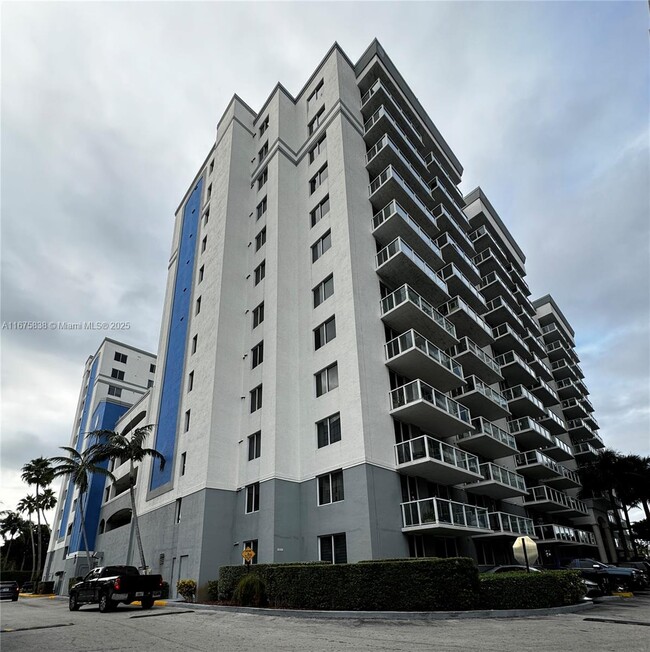 5085 NW 7th St in Miami, FL - Building Photo - Building Photo