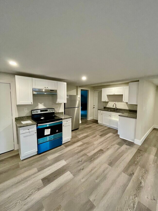 16 Crompton St, Unit 1 in Worcester, MA - Foto de edificio - Building Photo