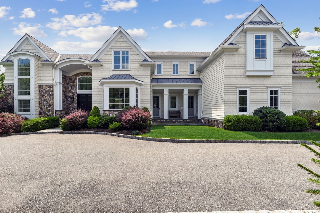 124 Essex Dr in Tenafly, NJ - Foto de edificio