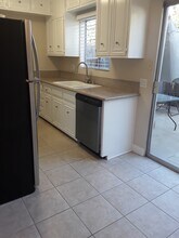 2215 Clark Ln, Unit Unit B in Redondo Beach, CA - Foto de edificio - Building Photo