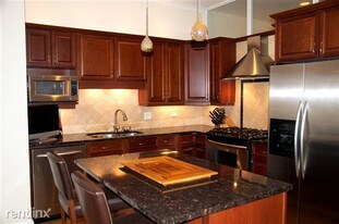 800 W Cornelia Ave, Unit #305 in Chicago, IL - Building Photo