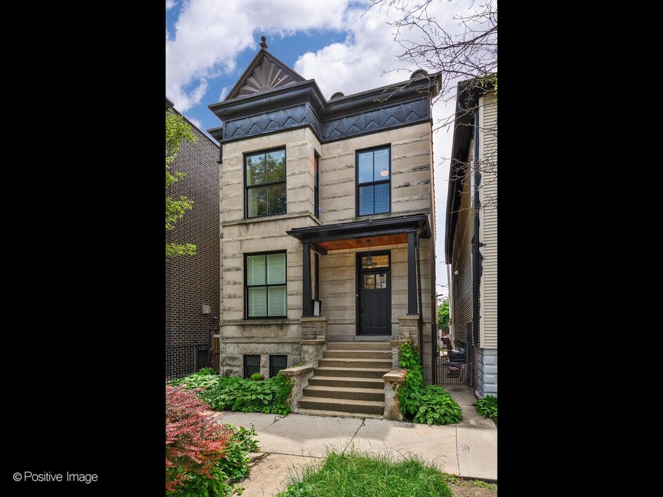 2345 W Shakespeare Ave in Chicago, IL - Building Photo