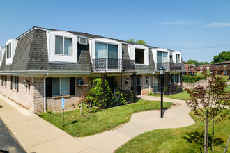 Birchwood Square Apartments in West Seneca, NY - Foto de edificio - Building Photo