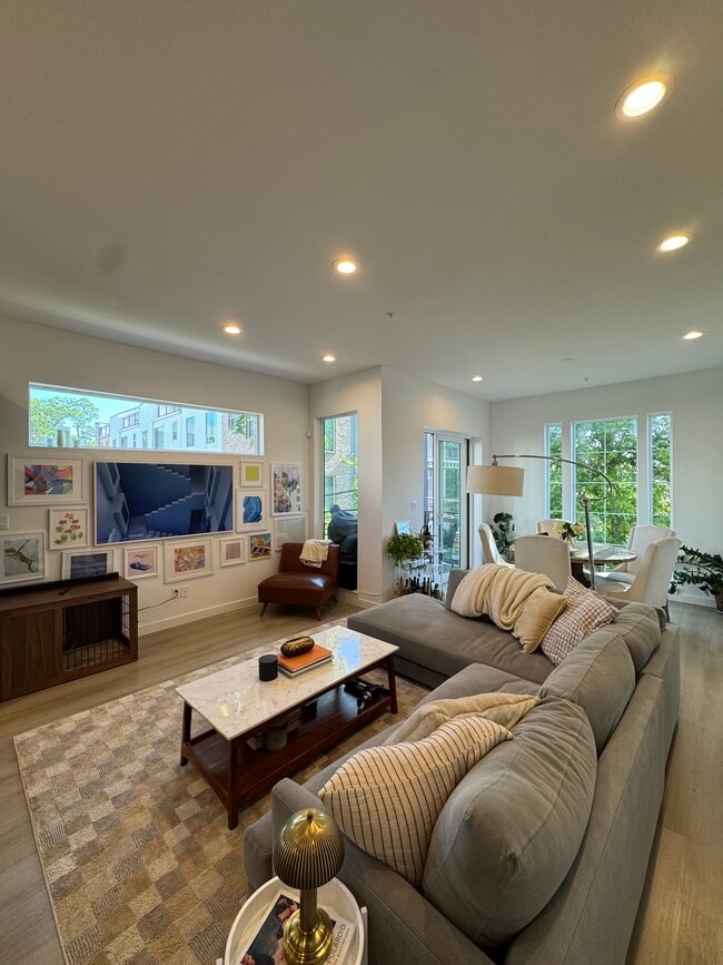 property at 419 W 9th St