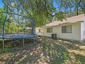 12002 Arrowwood Dr in Austin, TX - Foto de edificio - Building Photo