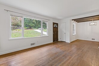 1982 Rena Cir SW in Atlanta, GA - Foto de edificio - Building Photo