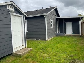 3880 Rohnerville Rd in Fortuna, CA - Foto de edificio - Building Photo