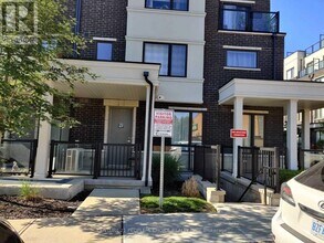 300 Alex Gardner Cir in Aurora, ON - Building Photo - Building Photo