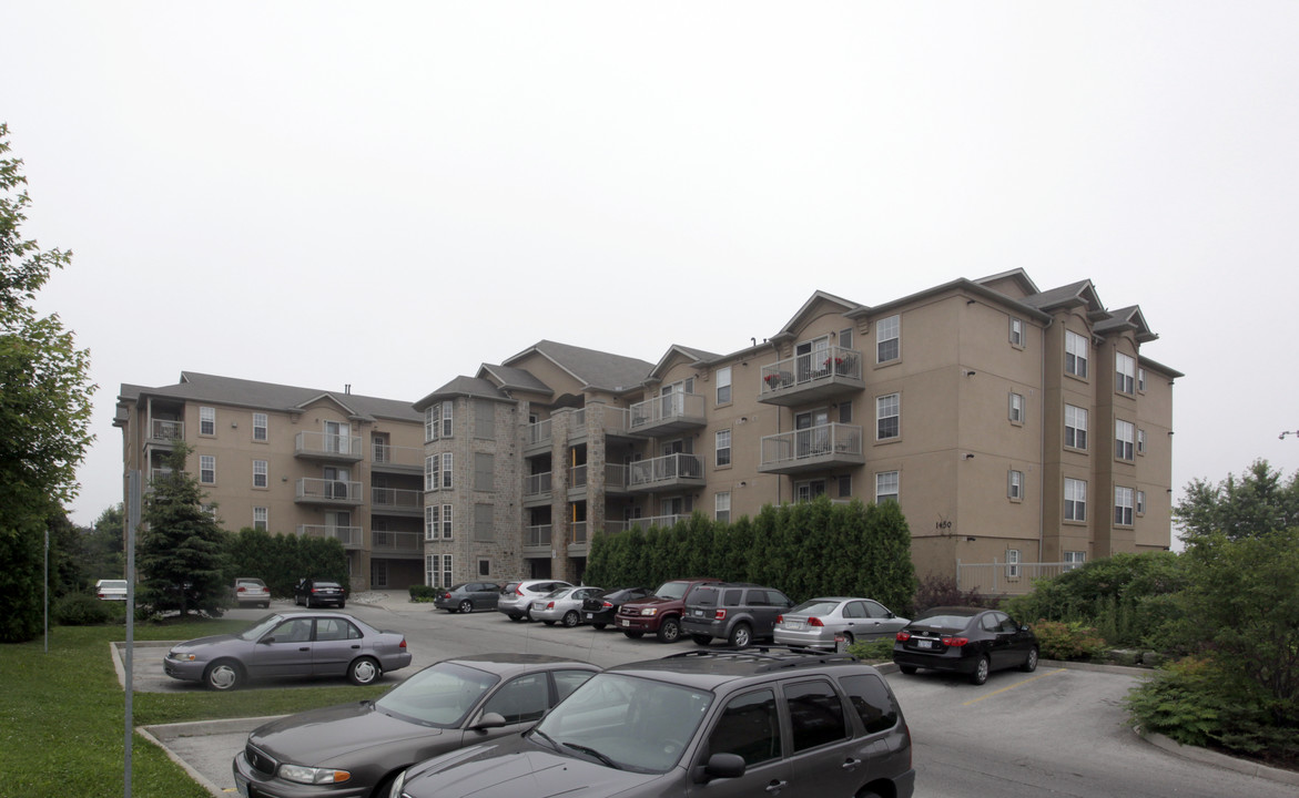 Abbey Oaks in Oakville, ON - Building Photo