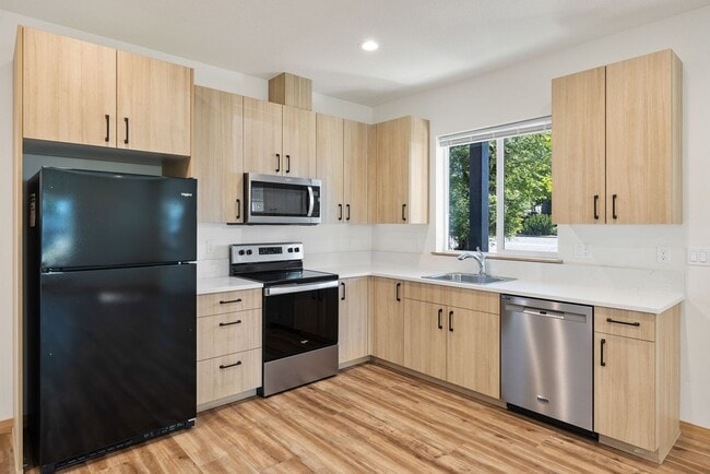 1603 SE Maple St in Milwaukie, OR - Foto de edificio - Building Photo