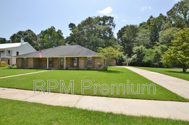 2530 Chantulane Ave in Denham Springs, LA - Building Photo - Building Photo