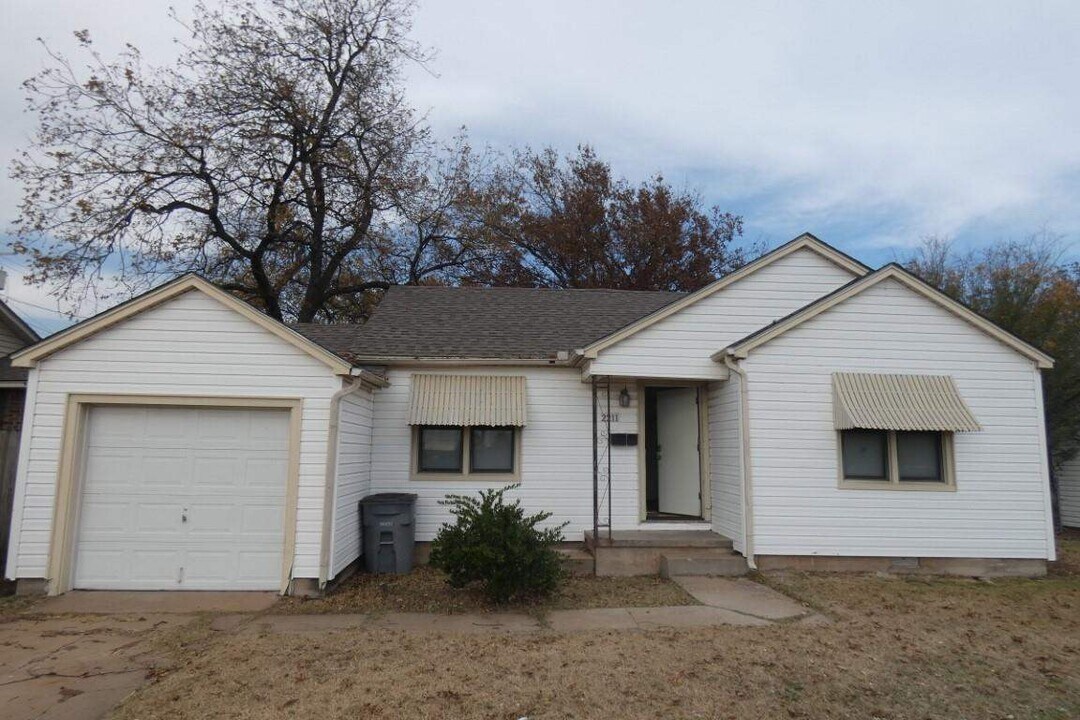 2211 NW Crosby Ave in Lawton, OK - Building Photo
