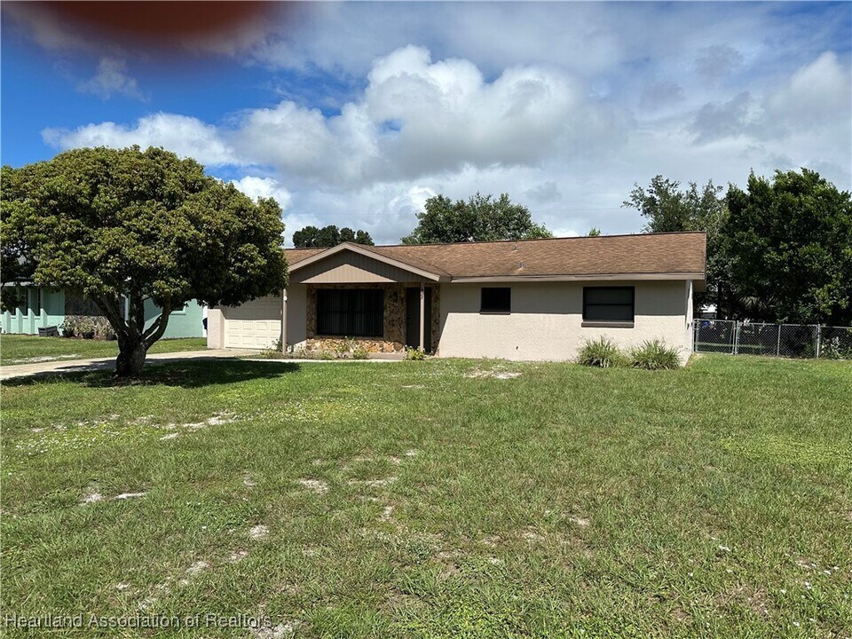 225 Sparrow Ave in Sebring, FL - Building Photo