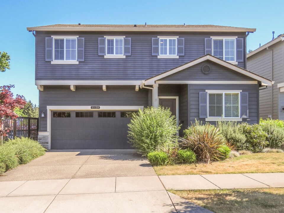 1129 Lilac St in Forest Grove, OR - Foto de edificio