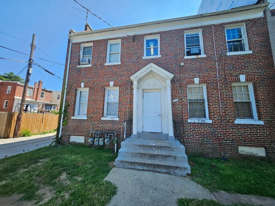 1827 Q St SE in Washington, DC - Building Photo