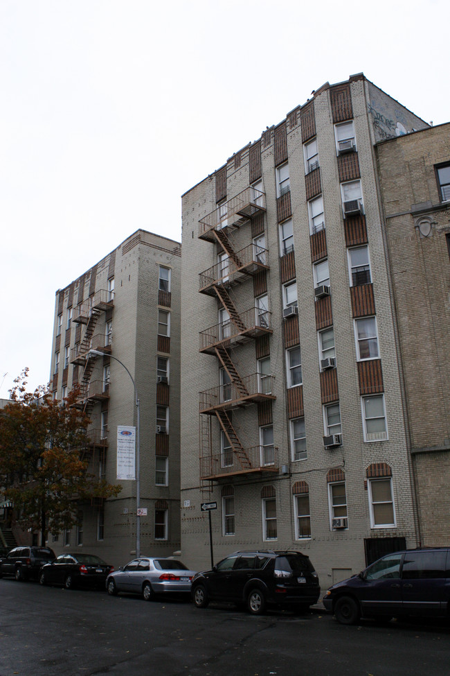 30 E 208th St in Bronx, NY - Building Photo - Building Photo