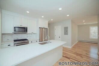 10 Duffley Ct, Unit 3 in Brookline, MA - Building Photo - Building Photo