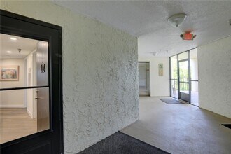 9612 Riverside Dr, Unit 102 in Sebastian, FL - Foto de edificio - Building Photo