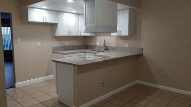 8541 1/2 Rose St in Bellflower, CA - Foto de edificio - Building Photo