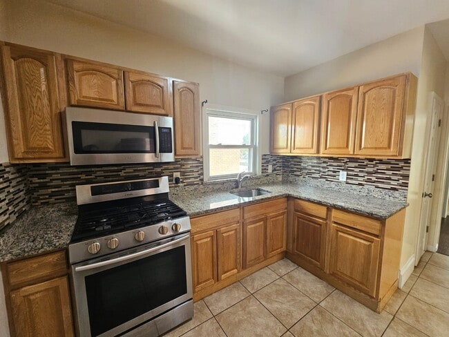 240 Copeland Ave in Lyndhurst, NJ - Building Photo - Building Photo