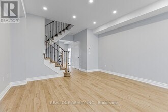 42 Beehive Ln in Markham, ON - Building Photo - Building Photo