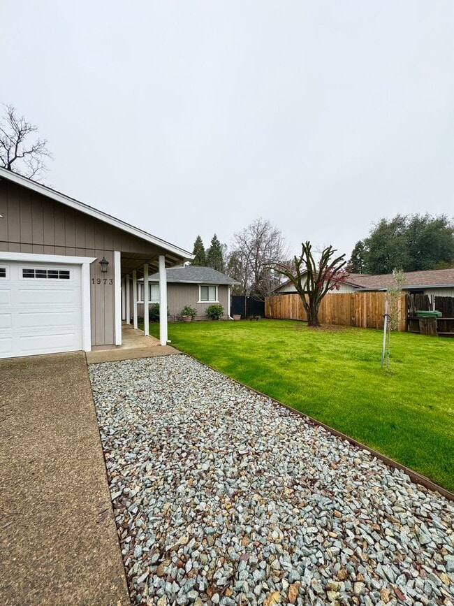 1973 S Ridge Dr in Redding, CA - Building Photo - Building Photo