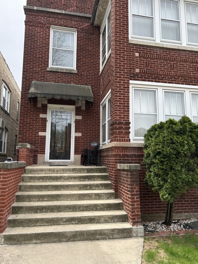 property at 5107 W Cullom Ave