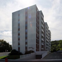 The Elizabeth and Robinson Towers in Hamilton, ON - Building Photo - Building Photo