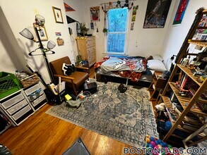 684 Parker St, Unit 2 in Roxbury Crossing, MA - Foto de edificio - Building Photo