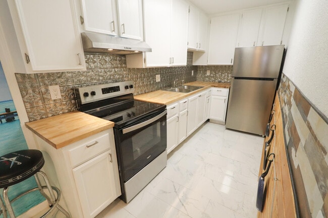 751 Los Felices Cir W in Palm Springs, CA - Building Photo - Building Photo