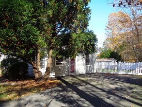 44 Flat Rock Rd in Branford, CT - Building Photo - Building Photo