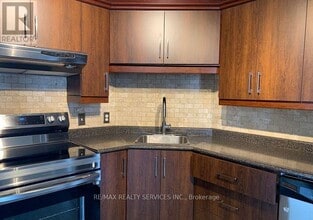 35 Trailwood Dr in Mississauga, ON - Building Photo - Building Photo