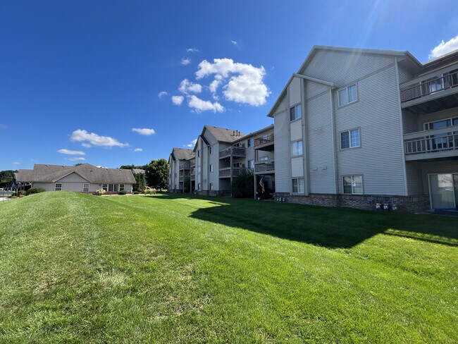 Stone Creek Apartments in Waukesha, WI - Building Photo - Building Photo