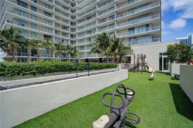 3470 E Coast Ave, Unit H1008 in Miami, FL - Foto de edificio - Building Photo
