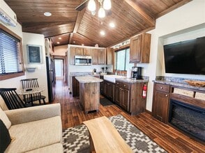 300 Park Ave in Staples, TX - Building Photo - Building Photo