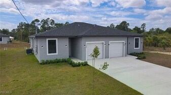1260 Milwaukee Blvd in Lehigh Acres, FL - Building Photo