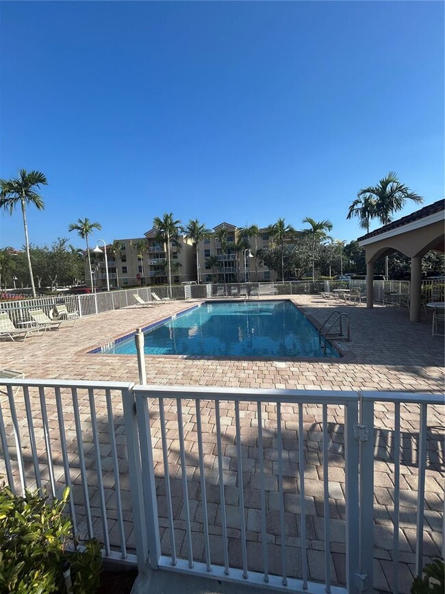529 E Sheridan St in Dania Beach, FL - Building Photo - Building Photo