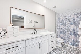 807 Avenue J in Conroe, TX - Building Photo