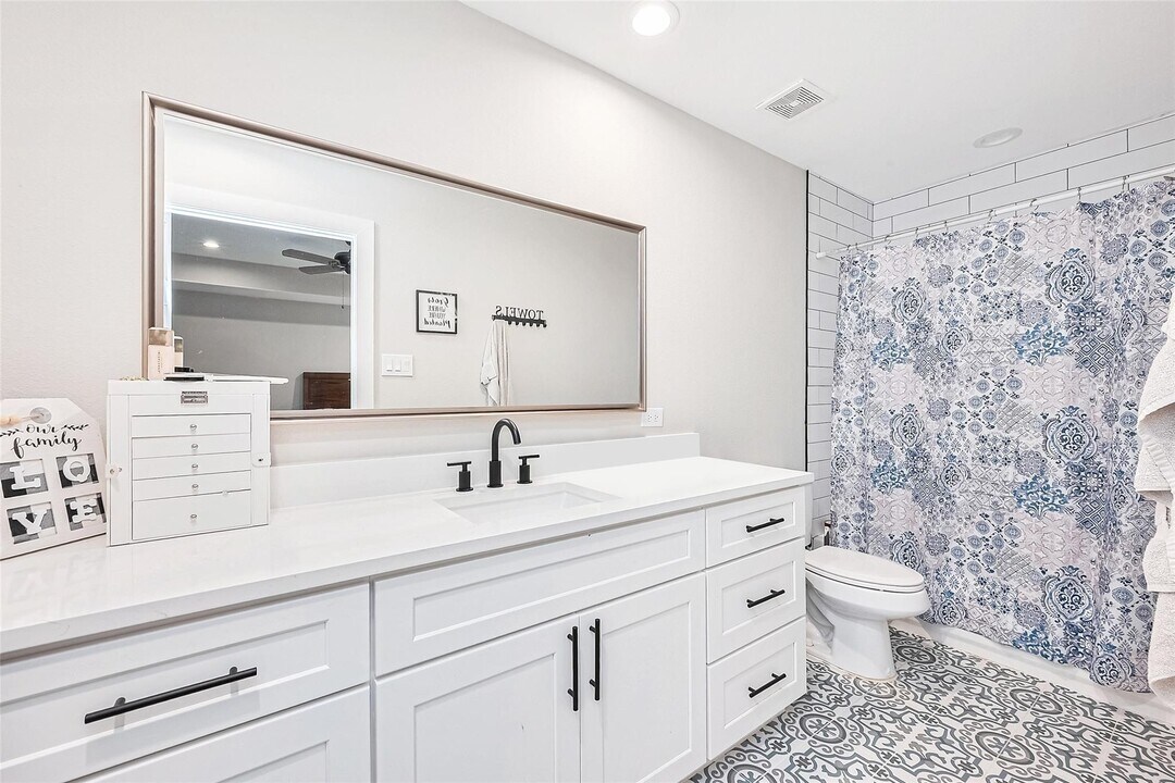 807 Avenue J in Conroe, TX - Building Photo