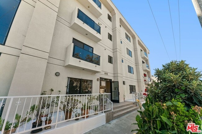 8558 Chalmers Dr in Los Angeles, CA - Building Photo - Building Photo