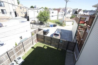 3023 N Oakley Ave, Unit J01P in Chicago, IL - Building Photo - Building Photo