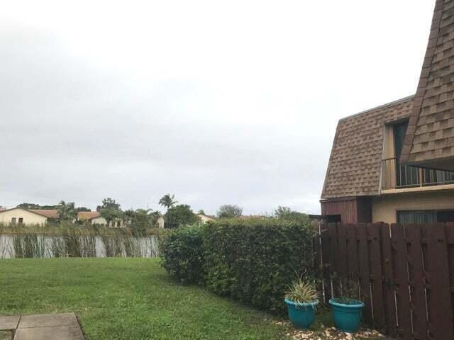 5502 Waterview Cir in Palm Springs, FL - Building Photo