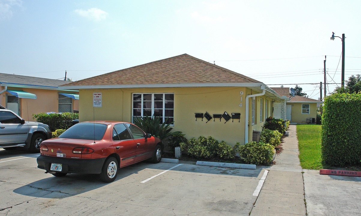 914 N J St in Lake Worth, FL - Building Photo