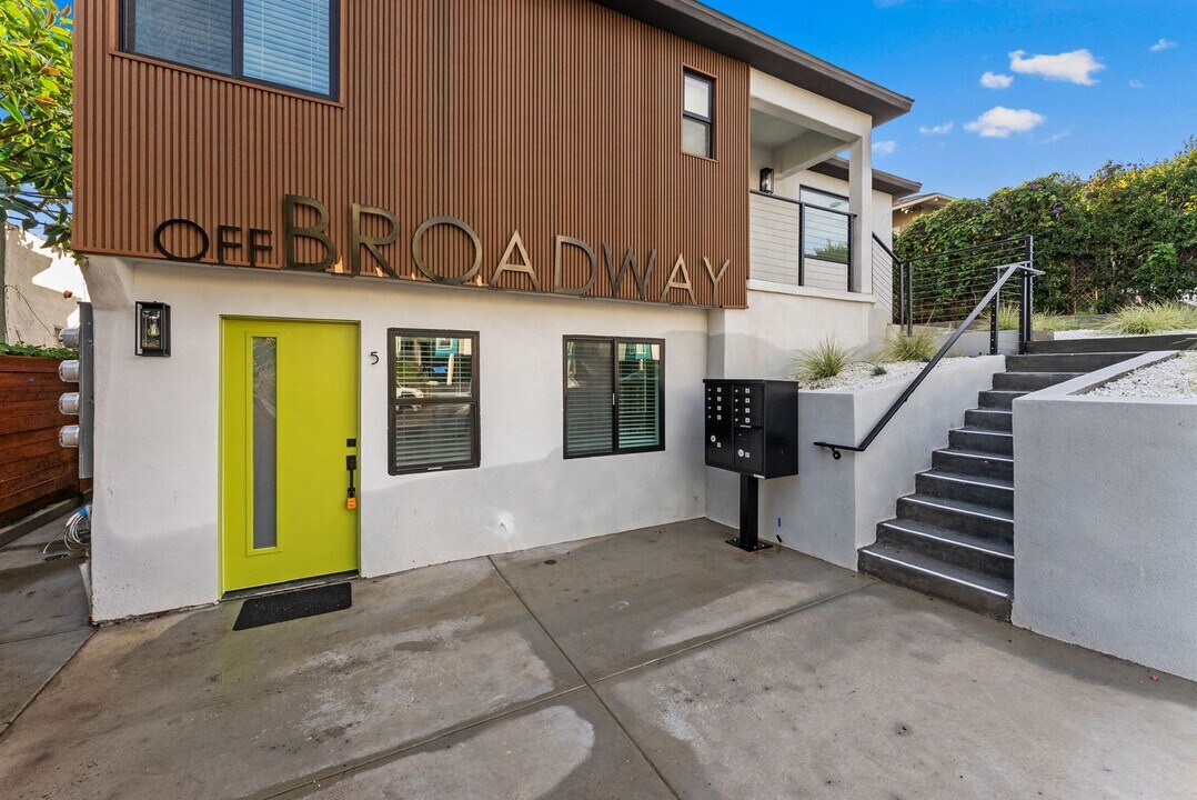 2735 Broadway in San Diego, CA - Building Photo