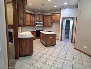 4812 Montrose Dr in Del City, OK - Building Photo - Building Photo
