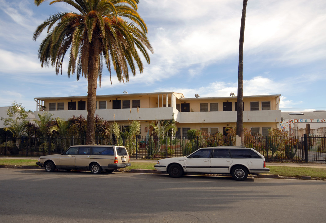 1240 Menlo Ave in Los Angeles, CA - Building Photo