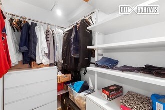 166 E 61st St-Unit -18E in New York, NY - Building Photo - Building Photo