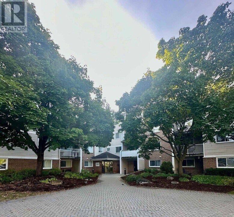 260 Brittany Dr in Ottawa, ON - Building Photo